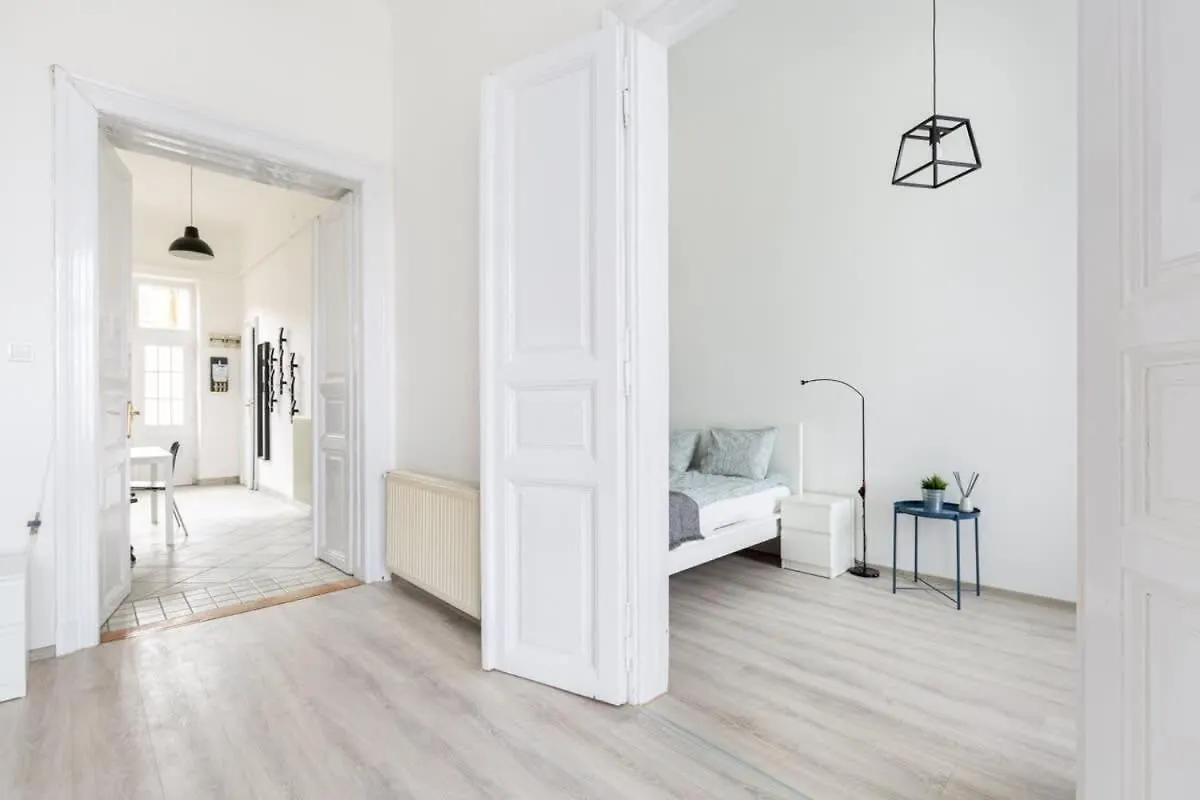 Modern Stay With Desk & Monitor, Tv Budapest