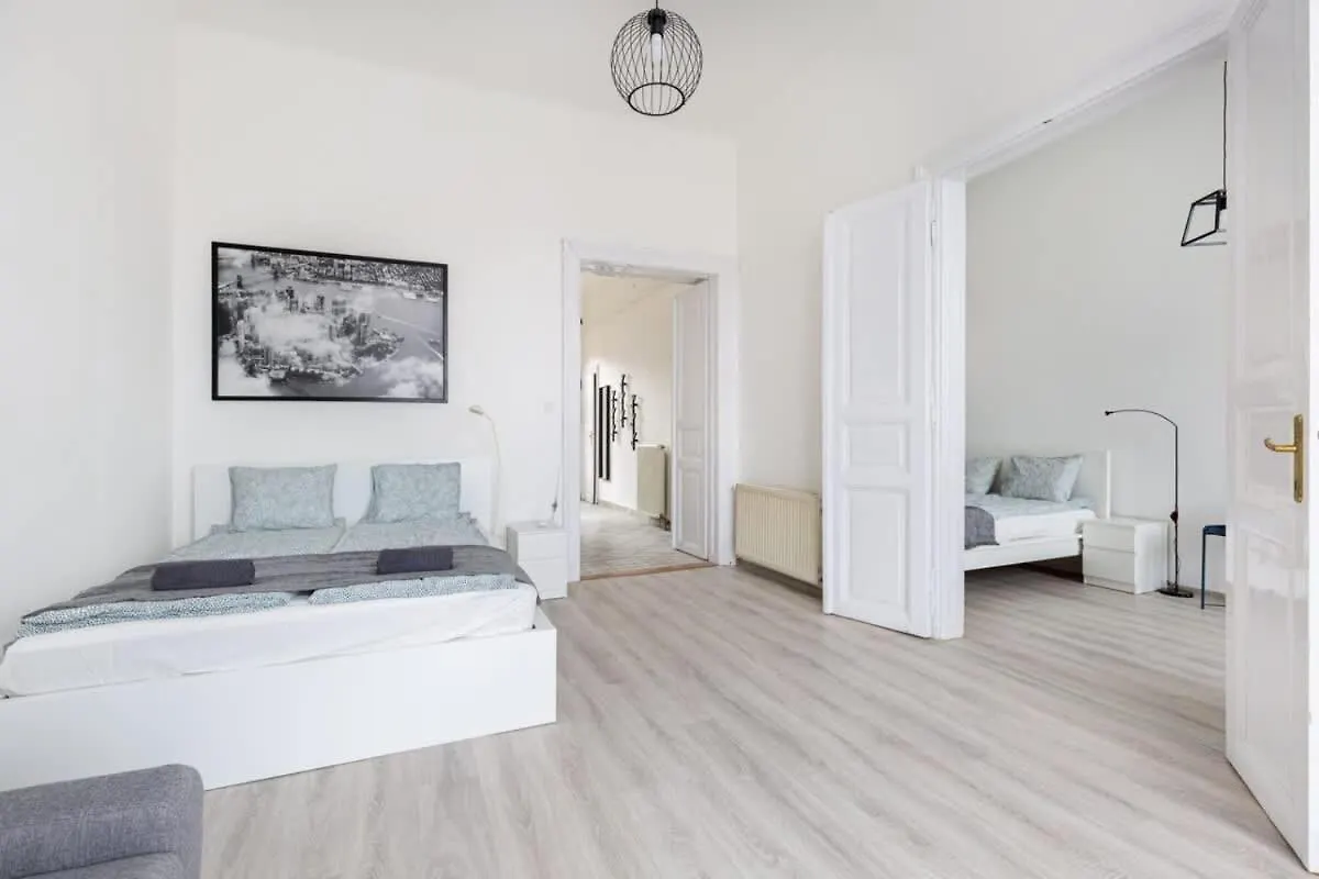 Modern Stay With Desk & Monitor, Tv Budapest