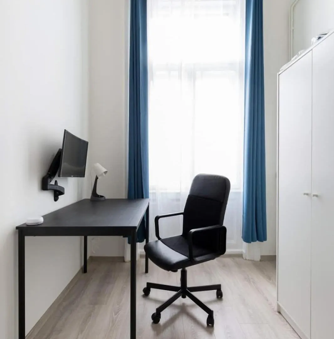 Modern Stay With Desk & Monitor, Tv Budapest