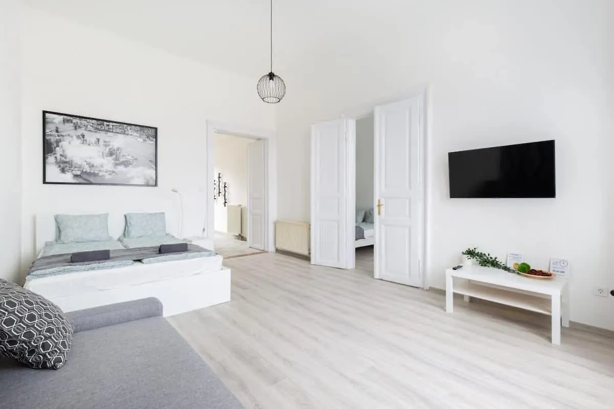 Modern Stay With Desk & Monitor, Tv Budapest Apartamento